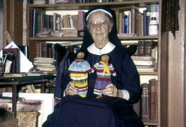 Deaconess Bedell at Glade Cross Mission in Everglades City with Seminole dolls (1960)