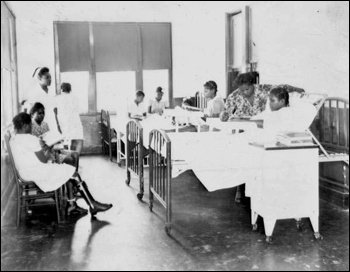 Brewster Hospital's children's ward (1947)