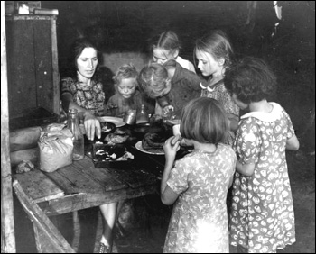 Family of migrant workers having supper: Belle Glade, Florida (1939)