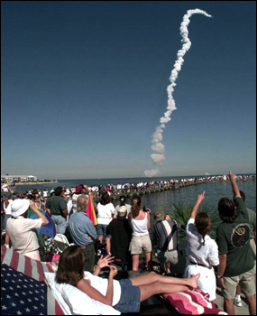 Crowds watching the launch of Space Shuttle Discovery (1998)