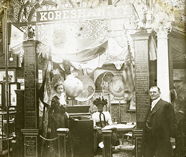 Cyrus Teed (right) with Victoria Gratia (center) and Eleanor Castle at the Pan American Exposition in Buffalo, New York, 1901