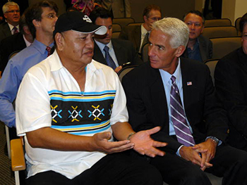 Governor Charlie Crist discussing details of casino gambling compact with Seminole Tribe Councilman Max Osceola Jr. (2009)