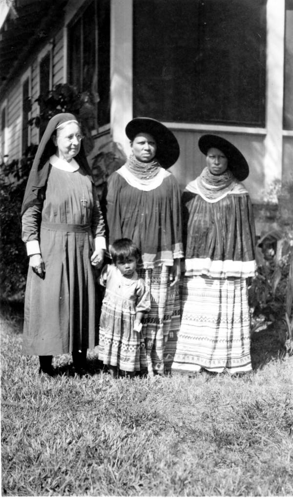 Deaconess Bedell with Seminole women and a child: Glades Cross Mission, Everglades City, Florida (ca. 1940) 