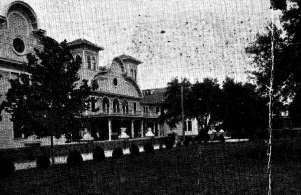 Front of the Hampton Springs Hotel (circa 1916).