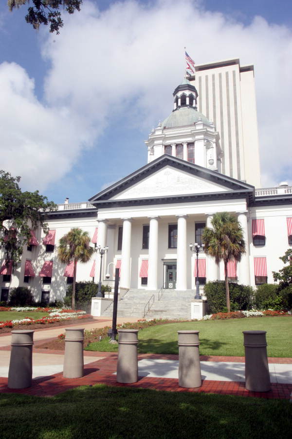 A modern view of the old capitol as a museum with the new capitol complex in back (8 July 2008).