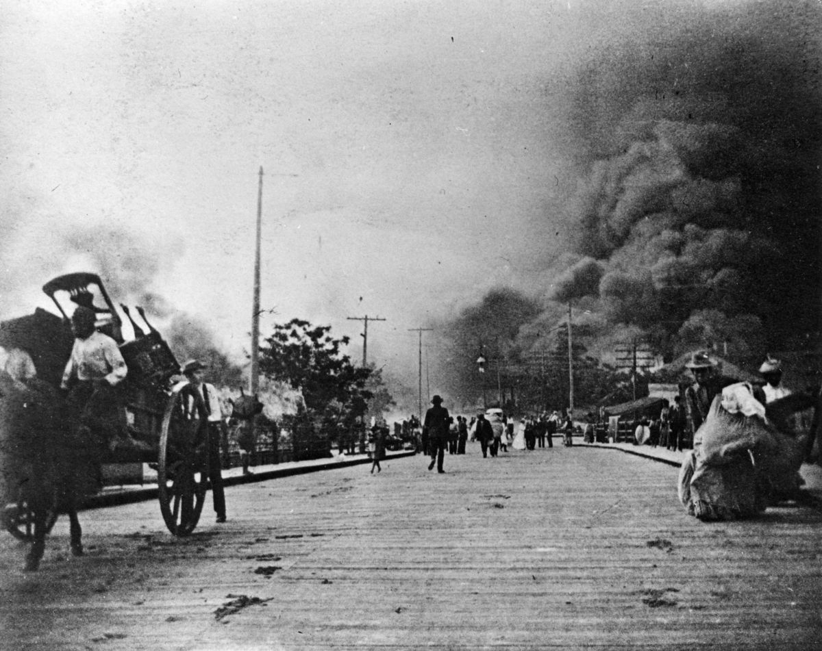 Residents flee with their belongings as the fire progresses eastward (1901).