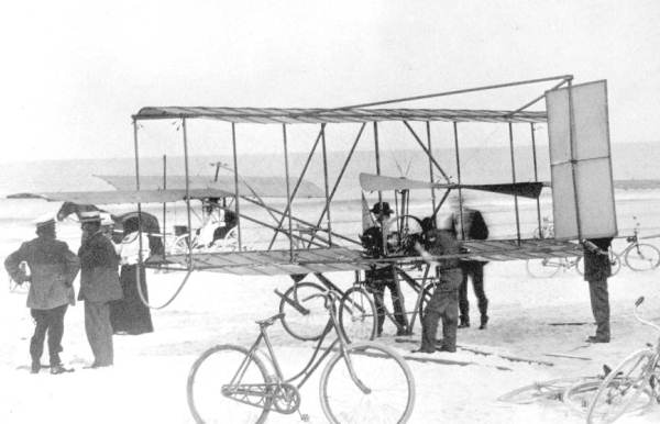 An early bi-plane on Daytona Beach, built by Carl Bates (1909).