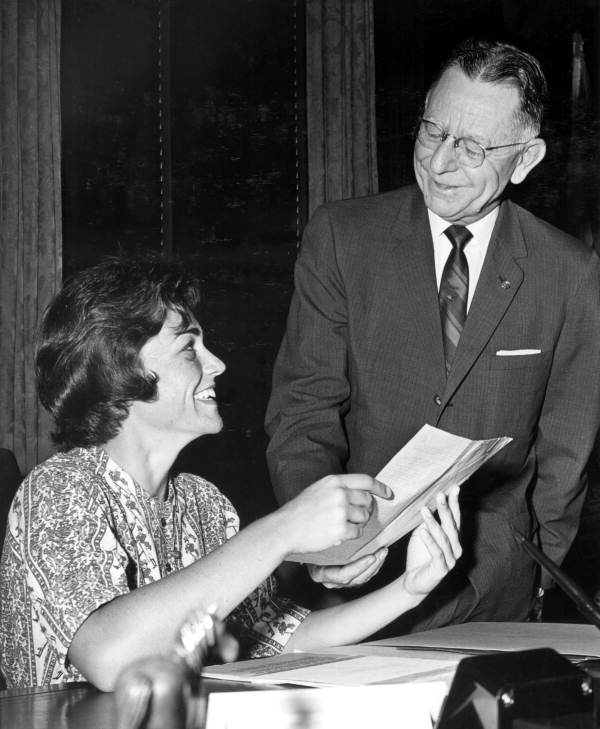 Superintendent of Public Instruction Thomas D. Bailey and high school student Rita Brown in the office of Governor Farris Bryant (1962).